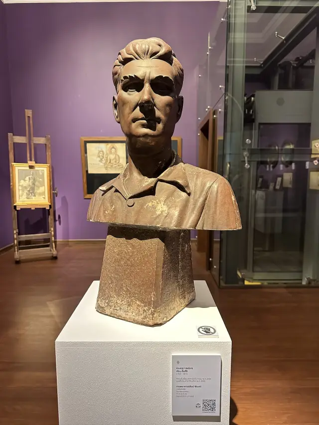 在美術館欣賞藝術品 