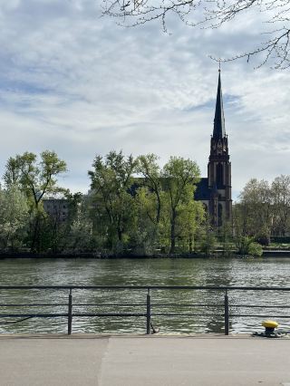 Viên ngọc ẩn giấu ở Frankfurt, Đức: Khoảng thời gian thư thái trên sông Main