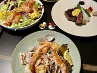 高雄漢來飯店45樓(焰牛排館)沙拉吧和甜品水果.種類豐富.美味可口