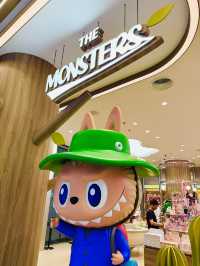 ถ่ายรูปกับน้อง molly ที่ popmart