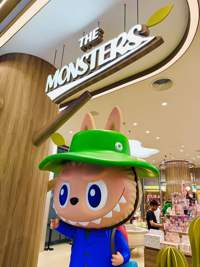 ถ่ายรูปกับน้อง molly ที่ popmart