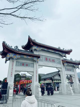 Sichuan Zhuangjidi Street District | The Glorious Memories of Successful Scholars, the Cultural Atmosphere of Scholarly Families

In Sichuan, there's a place steeped in scholarly atmosphere and history: the Zhuangjidi Street District. As its name suggests, its origins are closely tied to the imperial examination system. Throughout the ages, numerous students have studied and taken exams here. When someone achieves the top spot, legends linger in the streets and alleys, imbuing the area with an atmosphere of flourishing scholarship.

The buildings in the Zhuangjidi Street District are primarily composed of gray-tiled tiles, exuding a simple and elegant aesthetic. Stone inscriptions and plaques inscribed by scholars are common throughout the alleys. These bear witness to the academic journeys of scholars and symbolize the honor and hope of their families. Walking here today, one can still feel the solemn atmosphere of success.

Beyond this historical atmosphere, the neighborhood is also infused with modern cultural and creative elements. Academy-style cafes, small exhibition spaces, and handmade stationery shops seamlessly connect ancient cultural heritage with contemporary life. This place is not only a continuation of history, but also a new world for young people to feel the fragrance of books.