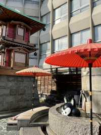 坊ちゃんのキャラクターのショー 道後温泉 放生園のシンボル