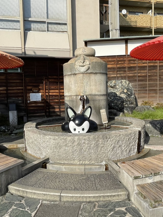 坊ちゃんのキャラクターのショー 道後温泉 放生園のシンボル
