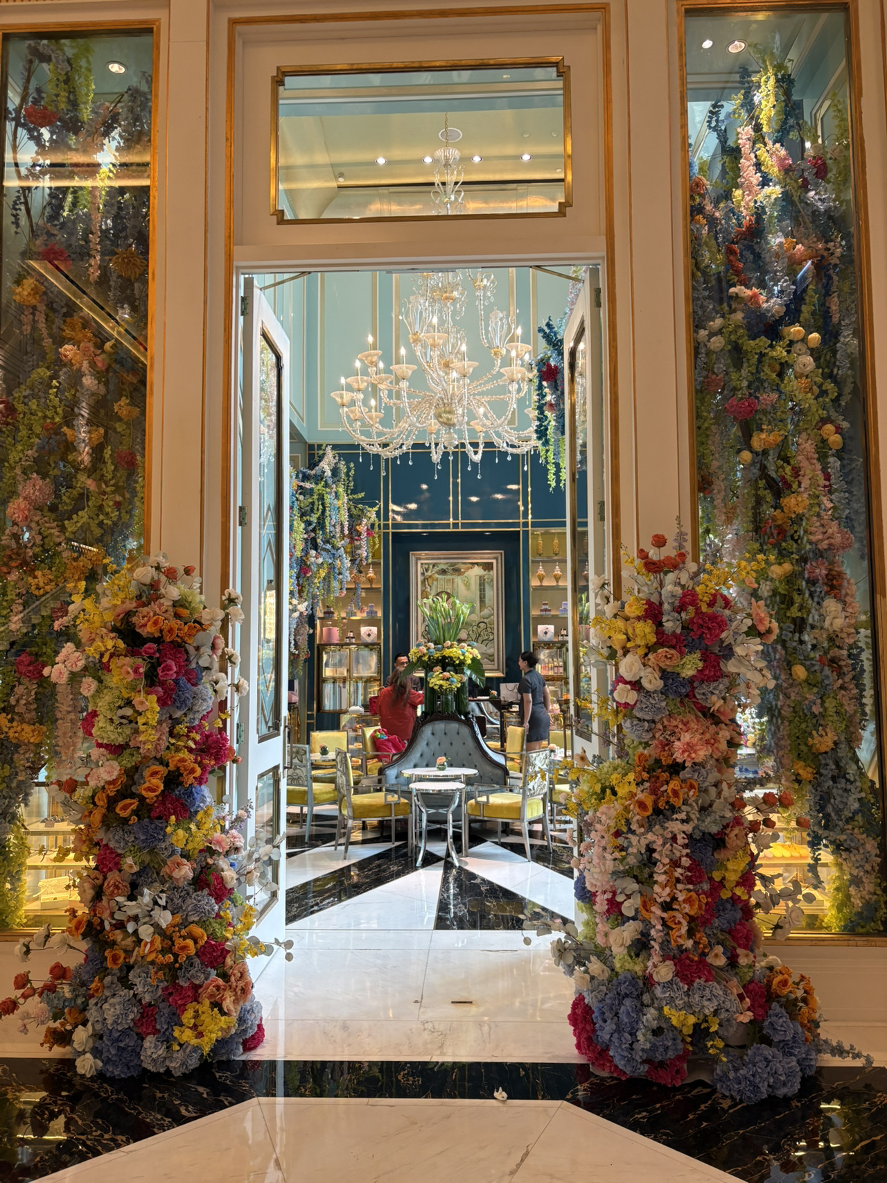 Saya menikmati teh sore di Hotel Four Seasons Jakarta 🫖

Sungguh penuh dengan bunga!!!!!! 💐💐

Saya dapat dengan mudah membuat reservasi melalui WhatsApp, dan dengan harga sekitar 300.000 IDR per orang, ini cukup terjangkau dibandingkan dengan Jepang 🙏🏻✨

Menu dimulai dengan hidangan pembuka (saya lupa mengambil foto...🙇‍♀️), diikuti oleh dua scone dan satu set kue, yang cukup mengenyangkan dan sempurna 💗💗

Scone-nya disajikan hangat, dan krimnya ringan serta lezat!!!

Manisan-manisannya dibuat dengan sangat halus dan tidak pernah membosankan, jadi saya terus memakannya!

Saya ingin mencoba variasi yang berbeda lain kali juga 🍽️

📍 Lokasi: Four Seasons Hotel Jakarta, Capital Place, Jl. Gatot Subroto No.Kav. 18, Kuningan Barat, Mampang Prapatan, Kota Jakarta Selatan, Jakarta 12710, Indonesia