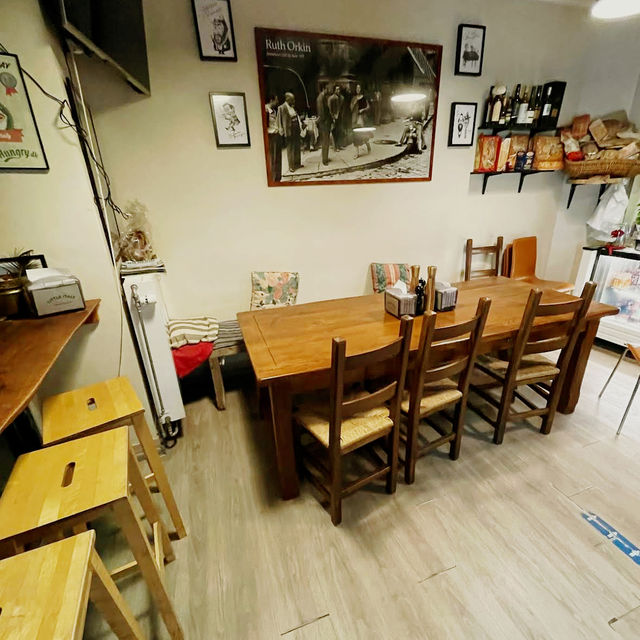 🍕 Café Little Italy: The All-in-One Local Italian Spot