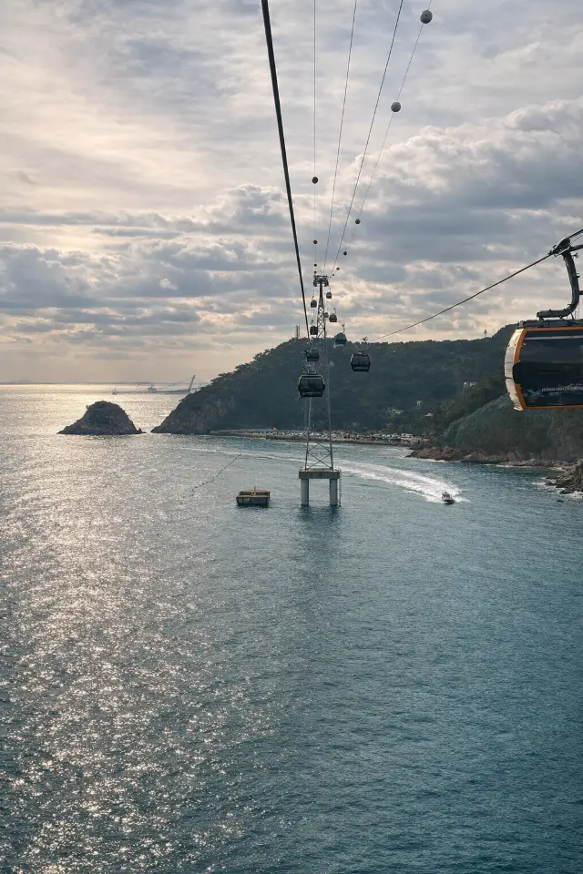《在海上飛行的那一刻，我愛上了釜山—松島海上纜車 × 幾米裝置藝術 × 龍宮雲橋，全釜山最療癒的天空步道》