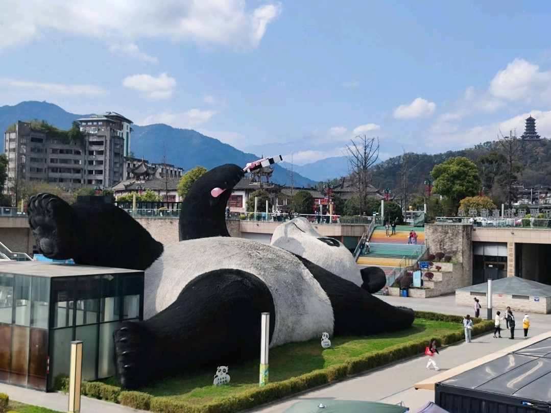 巨大なセルフィーパンダの彫刻がある都江堰市、成都。 | Trip.com 都江堰