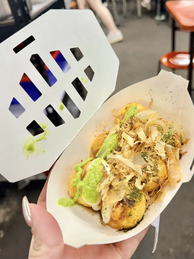 紙碗裝的現炒炒麵，配料有高麗菜與肉片