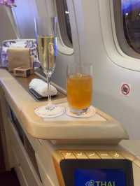 🇹🇭✈️ FIRST CLASS การบินไทย 6 ชั่วโมง กรุงเทพฯ → โอซากา ราคา 80,000 บาท กินอะไรบ้าง?