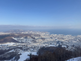 天狗山:小樽與天空的交會處

天狗山坐落在迷人的港口城市小樽之上,是北海道最壯觀的觀景點之一。從小樽市中心出發,只需短暫的旅程即可抵達這座山峰,欣賞令人嘆為觀止的美景,感受寧靜祥和的自然風光,並飽覽日本北部最美的夜景之一。無論您是在白雪皚皚的冬季還是在色彩繽紛的季節造訪,天狗山都是北海道旅行中不可錯過的一站。

🚡 小樽空中纜車之旅

旅程從乘坐天狗山纜車開始。隨著纜車緩緩攀升至海拔532公尺的山頂,下方的城市逐漸縮小,小樽的壯麗全景盡收眼底。纜車本身​​就是一次難忘的體驗,沿途可以欣賞到城市、港口和周圍山脈的迷人景色。 (北海道観光公式サイト HOKKAIDO LOVE!⁠￼)

到達山頂後,前往觀景台,慢慢欣賞風景。天氣晴朗的時候,可以看到小樽港、石駱灣和遠處的山脈,蔚藍的大海、城市和山脈形成了令人難以置信的對比。 (北海道観光公式サイト HOKKAIDO LOVE!⁠￼)

🌅 留下來度過神奇時刻

遊覽天狗山的最佳時間之一是日落之前。當天空從明亮的藍色變成溫暖的橙色和粉紅色時,下面的城市開始發光。這種從日落到傍晚的神奇過渡非常適合攝影,營造出與白天完全不同的氛圍。 (小瓶天狗山ロープウエイ・スキー場⁠￼)

接下來才是真正的亮點——夜景。

當小樽的燈光開始閃爍,整座城市宛如珠寶盒,靜靜地躺在山腳下。天狗山與函館山和札幌的藻岩山並稱為北海道三大夜景。城市燈光、小樽港和石駱灣交相輝映,構成了令人難忘的絕美畫卷。 (小樽天狗山ロープウエイ・スキー場⁠￼)

❄️ 冬日仙境

冬日賦予天狗山別樣的魅力。皚皚白雪覆蓋著山巒和屋頂,小樽的燈光倒映在銀裝素裹的山巒間。清冽的冬日空氣更襯托出夜景的純淨與壯麗。

對於熱愛雪景的旅客來說,天狗山也提供豐富的冬季活動,包括滑雪和雪地公園。這裡是體驗北海道雪季美景與樂趣的理想之地。 (小瓶天狗山ロープウエイ・スキー場⁠￼)

☕ 休息一下,欣賞美景

探索完山頂後,可以在 TENGUU CAFE 稍事休息。坐在窗邊喝一杯或吃點東西,同時俯瞰小樽,是放慢腳步、享受這一刻的絕佳方式。山頂商店還出售原創紀念品,是您旅途中留下小美好回憶的好地方。 (小瓶天狗山ロープウエイ・スキー場⁠￼)

如果想在溫暖的月份體驗更刺激的活動,遊客可以嘗試天狗高空滑索和約 400 公尺長的天狗山滑道等活動。 (小樽觀光協會⁠￼)

📸 攝影師的夢想

天狗山是每個方向似乎都提供拍照機會的目的地之一。捕捉纜車之旅、全景城市風光、港口、山脈、日落或璀璨夜景。

山頂還設有多個觀景台,讓遊客從不同角度欣賞小樽的美景。在某些日子裡,天氣狀況甚至會形成壯觀的雲海,使城市彷彿漂浮在雲端之上。 (北海道觀光官方 HOKKAIDO LOVE!)

✨ 為什麼天狗山值得一遊

天狗山不僅僅是一個觀景點。在這裡,您可以放慢腳步,呼吸清新的山間空氣,見證小樽從寧靜的海濱小鎮蛻變為燈火輝煌的璀璨之城。

從充滿懷舊氣息的纜車之旅到令人嘆為觀止的日落和難忘的夜景,天狗山為您帶來北海道最美好的體驗之一。如果您打算前往小樽,請務必預留幾個小時,來體驗這處絕美的山間祕境。

天狗山-城市、大海和天空交會之處。 #北海道 #日本 #家庭旅行 #天狗山