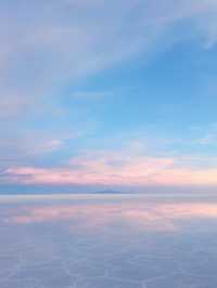 まるで空に立つ感覚！ウユニ塩湖で一生モノの体験を