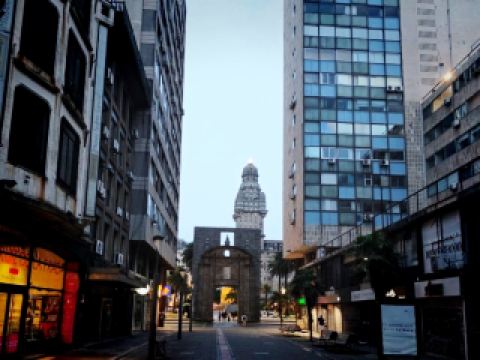 蒙得維的亞的夜晚－柔和的光線、緩慢的節奏和當地的傳統習俗