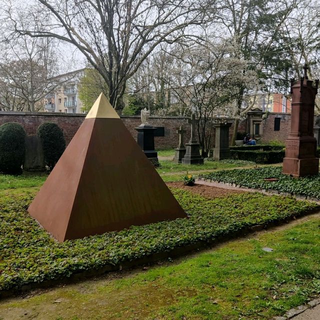 Traveling through time: The cemetery of Frankfurt