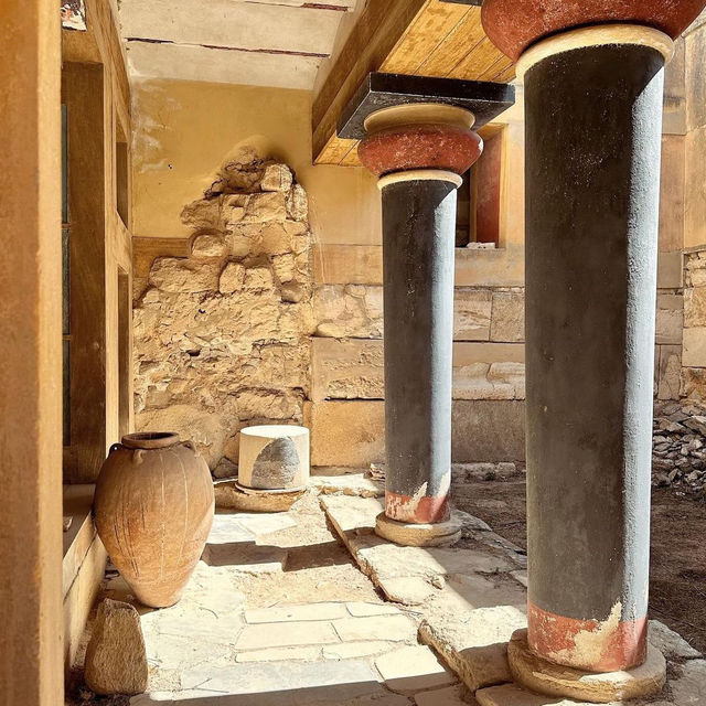 A trip back in time at Knossos ✈️