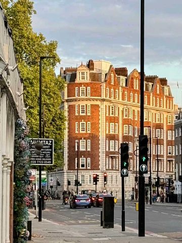 ✨ London’s Timeless Charms: From Blooms to Busts 🌸🏛️