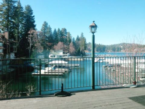 ทะเลสาบแอร์โรว์เฮด: สถานที่หลบหนีจากพายุหิมะอันเงียบสงบของแคลิฟอร์เนีย 🇺🇸