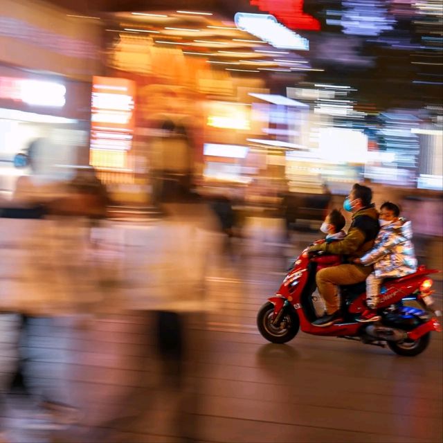 City Life at Nanjing Road, Shanghai 🏢🛍🌉