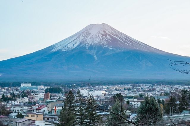 探索山梨之巔：新倉富士淺間神社的壯麗景色與神秘魅力！