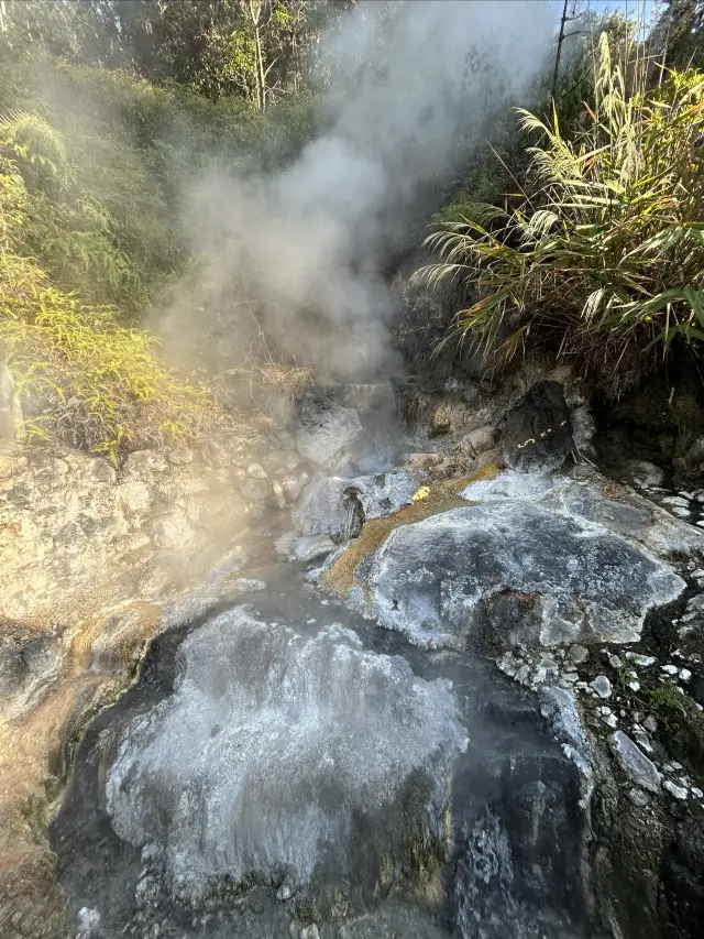 This is not the sea, but a boiling spring, like boiling water, can cook food, a natural wonder