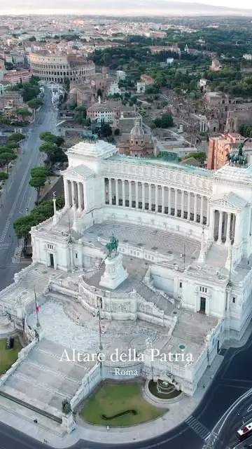 Piazza Venezia's Heartbeat: Experience the Vibrant Intersection of Rome's Rich History and Dynamic Present! 🇮🇹✨