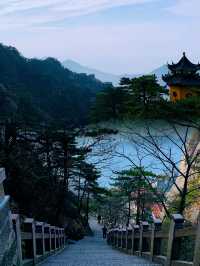 探秘安徽九華山：佛教聖地與自然美景的完美結合