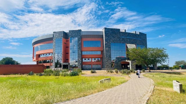 非洲博茨瓦納，參觀最大最好的大學，相當於中國的清華北大