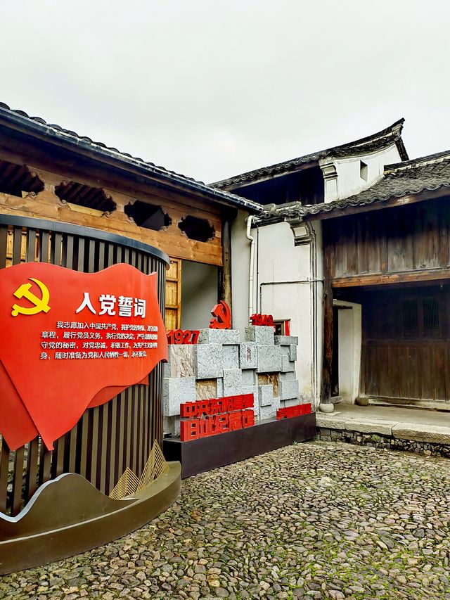 東陽卢宅非遺街區，燈籠高掛，紅梅飄香