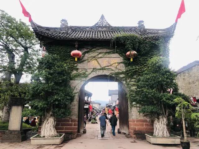 Strolling through the ancient town of Luodai