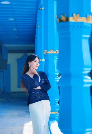 Strolling through the old town of Khorgas in Yining, Xinjiang, feels like stepping into a blue, dreamy world