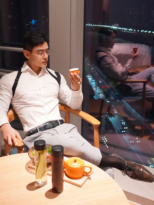 正裝小夥又來重慶出差了！