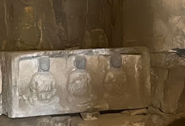 武安青煙寺村--法華洞石窟。