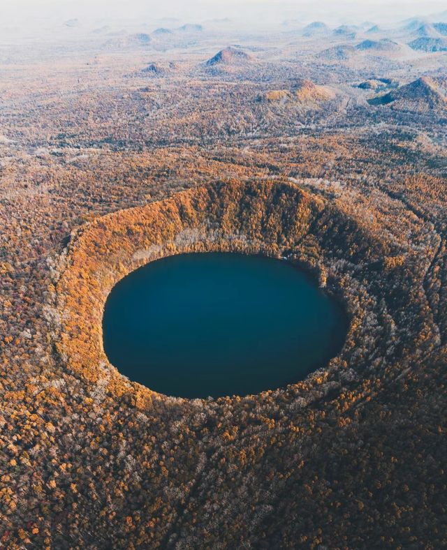 探索四眼龍灣瑪珥湖，大地的奇美眼眸。