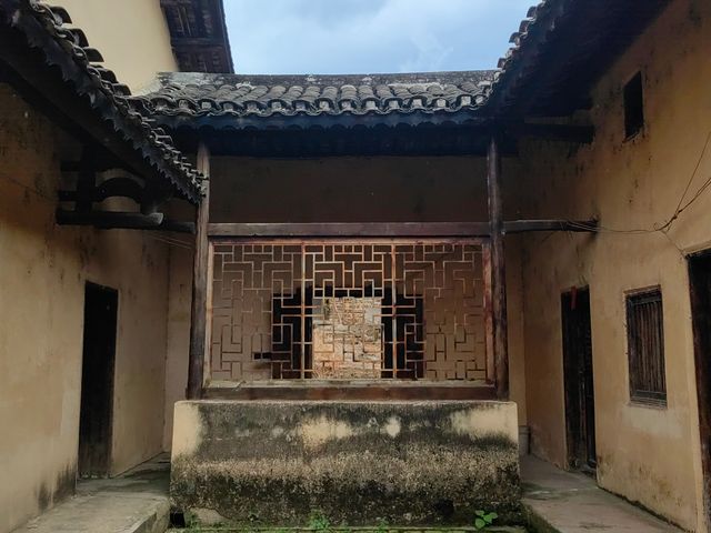 廣西鹿寨仁里屯鄧氏堂祠。