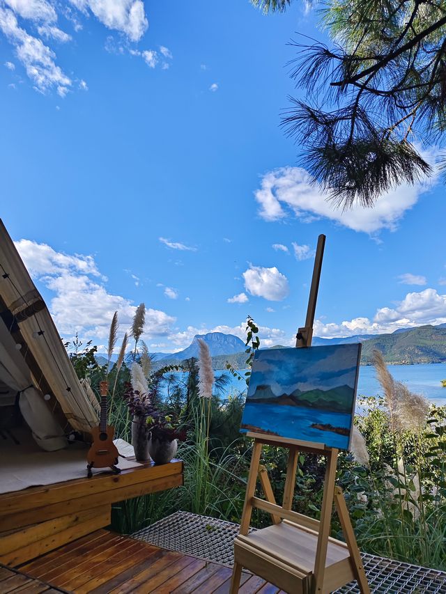 景點地址：汀小島度假酒店坐落於瀘沽湖景區蒗放村，是一家湖景高端度假酒店。酒店依山而建，設計獨特，擁。