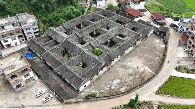 廣西賀州仁沖村客家圍屋。