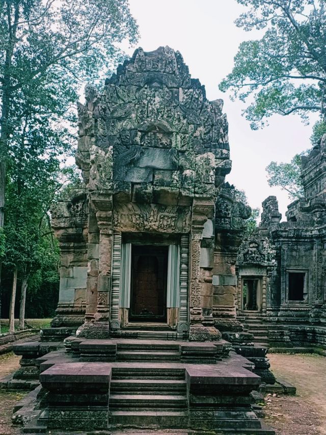 Glorious Angkor Thom Magnificent Ruins: Impression and Posession