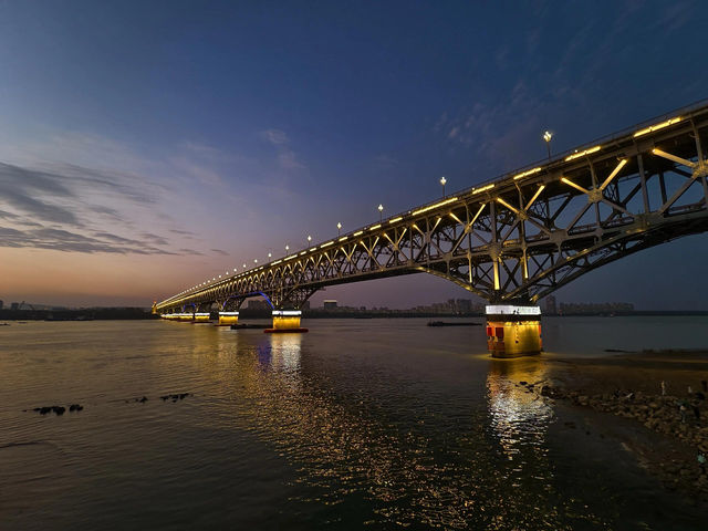 南京長江大橋玻璃棧道｜見證浪漫夜景