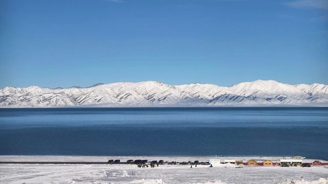 新疆阿勒泰烏倫古湖｜在銀白色冬天趕一場雪海日落