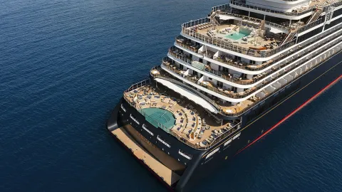 リッチな女性のための豪華客船 — traveler post in ファイアル島