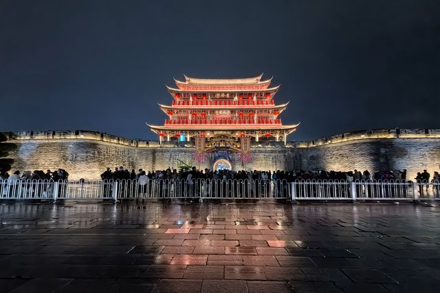 廣濟樓前古意濃，青磚黛瓦映蒼穹
