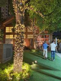 上海靜安香格里拉大酒店坐落於靜安商業核心區的靜安嘉里中心內，擁有508間客房。
