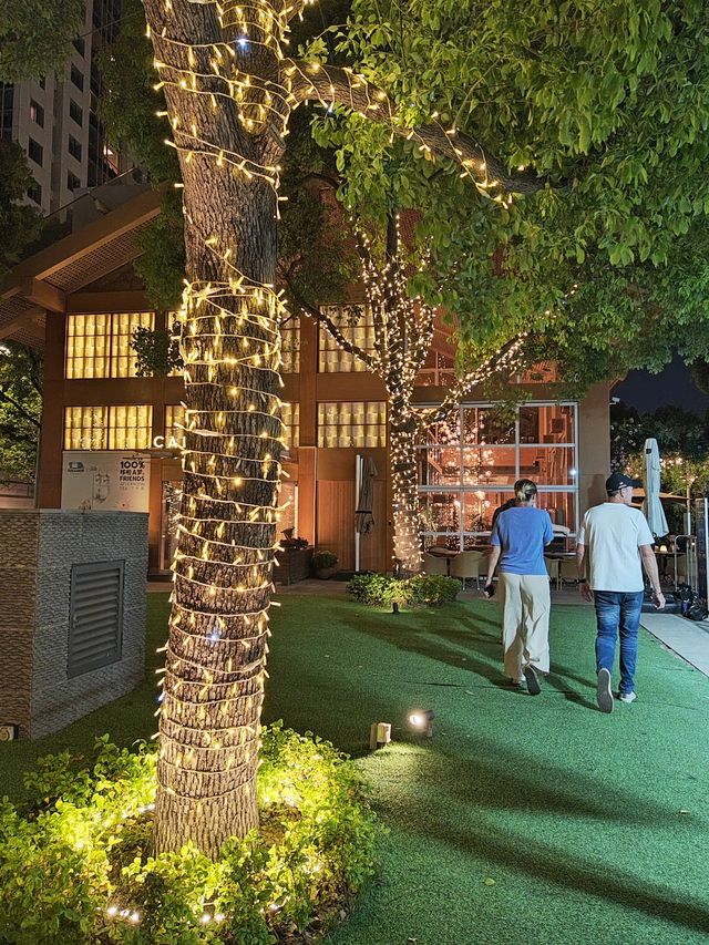 上海靜安香格里拉大酒店坐落於靜安商業核心區的靜安嘉里中心內，擁有508間客房。