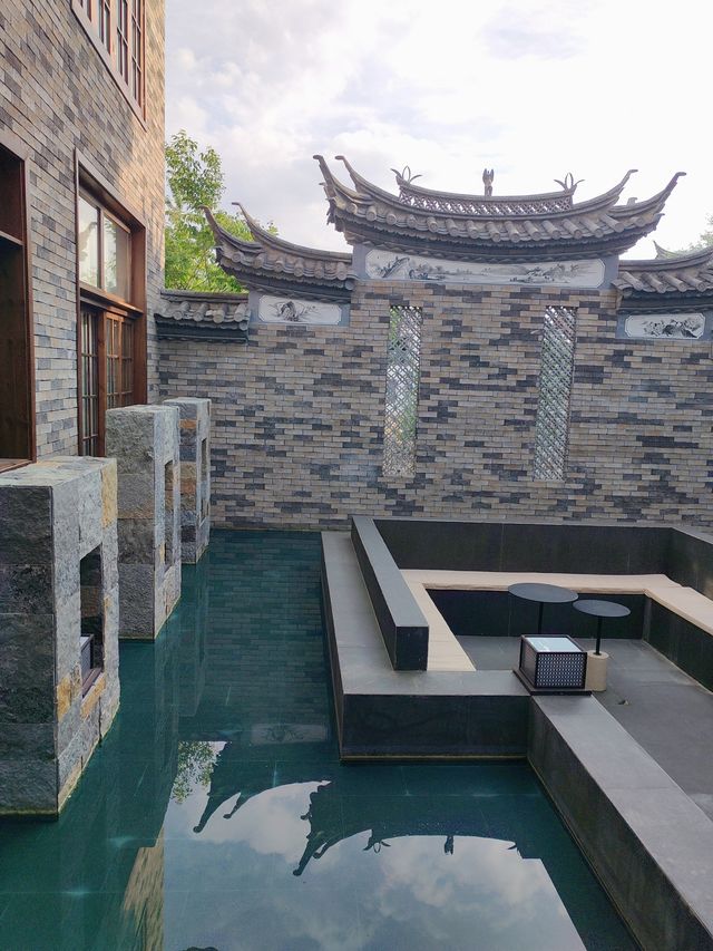 < 如此美妙嘅景色居然係束河古鎮安里美宿 上次去束河古鎮，發現咗一間超級正嘅客棧—安里設計師美學
