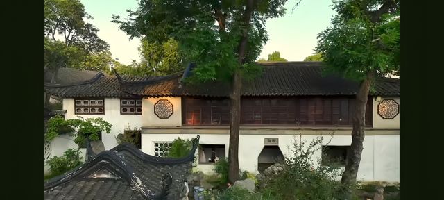 漫步蘇州園林：一場穿越千年的美學盛宴   踏入蘇州園林，彷彿打開了一本塵封的古籍，每一頁都書寫著東方