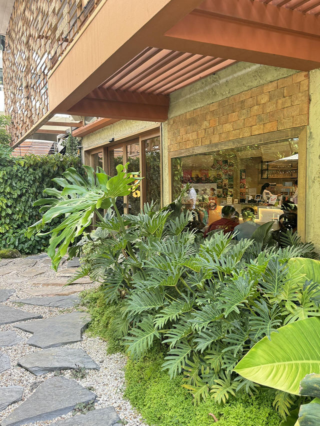☕️曼谷Ari區挖到寶！工業風綠植Brunch店讓人秒出片✨
