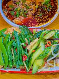 一落機就急不及待衝去食呢碗麵
