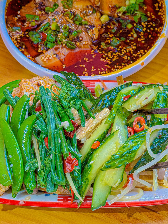 一落機就急不及待衝去食呢碗麵