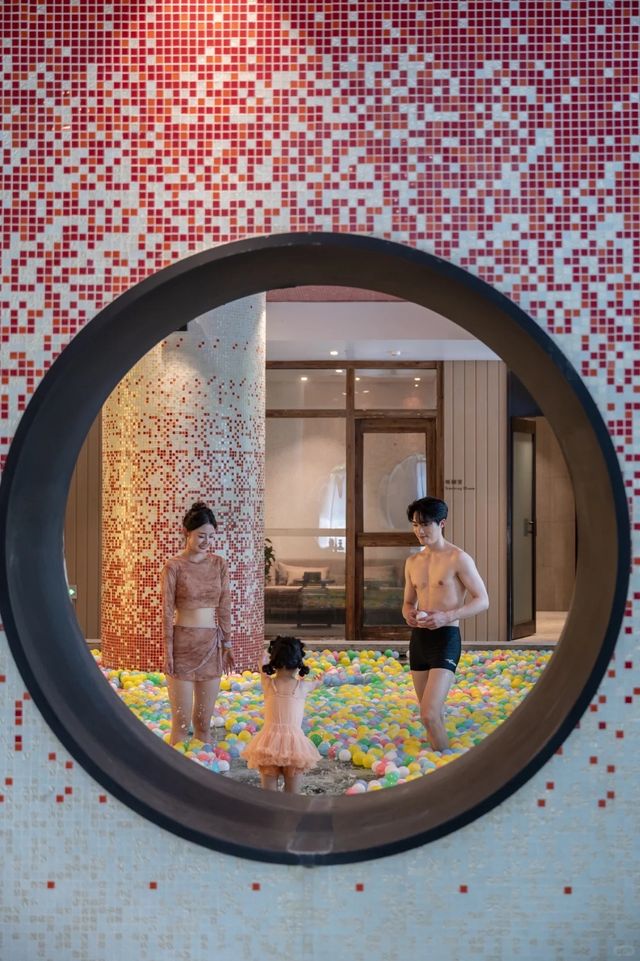 夏天總有新玩法！撈魚、挖沙、戲水...