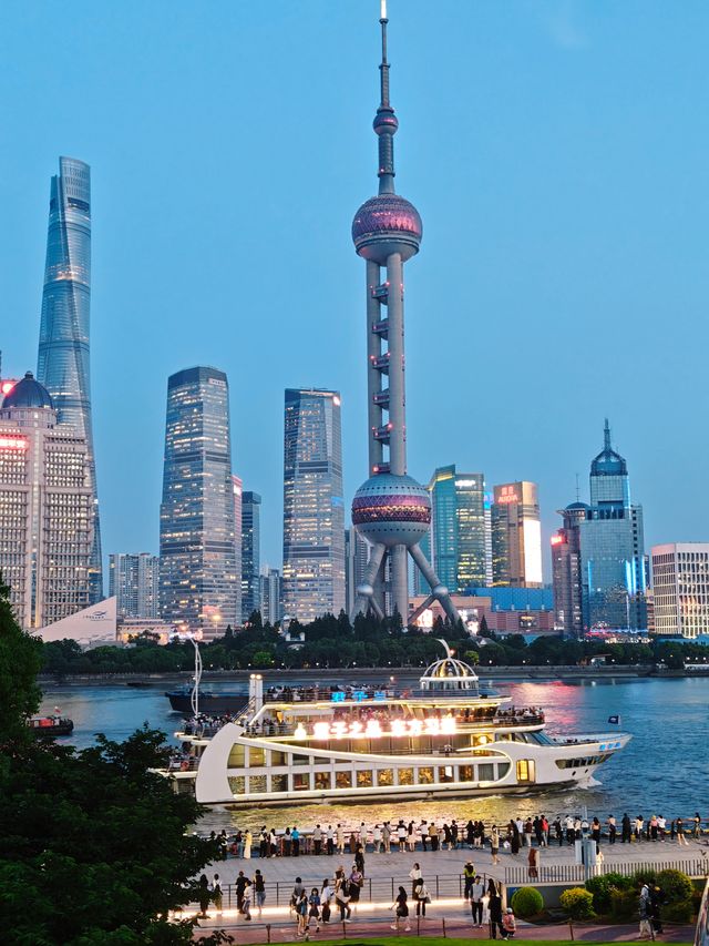 上海外灘超正玩法速成攻略！    位置：上海市黃浦區中山東一路，地鐵2號線、10號線南京東路站直達。 